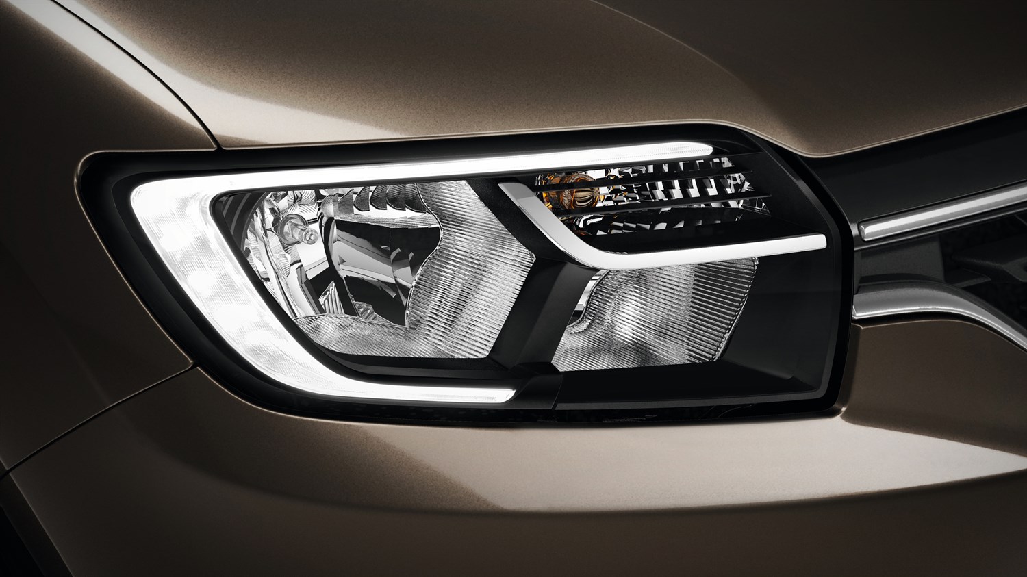 Renault LOGAN - zoom sur nouvelle signature lumineuse, phare avant